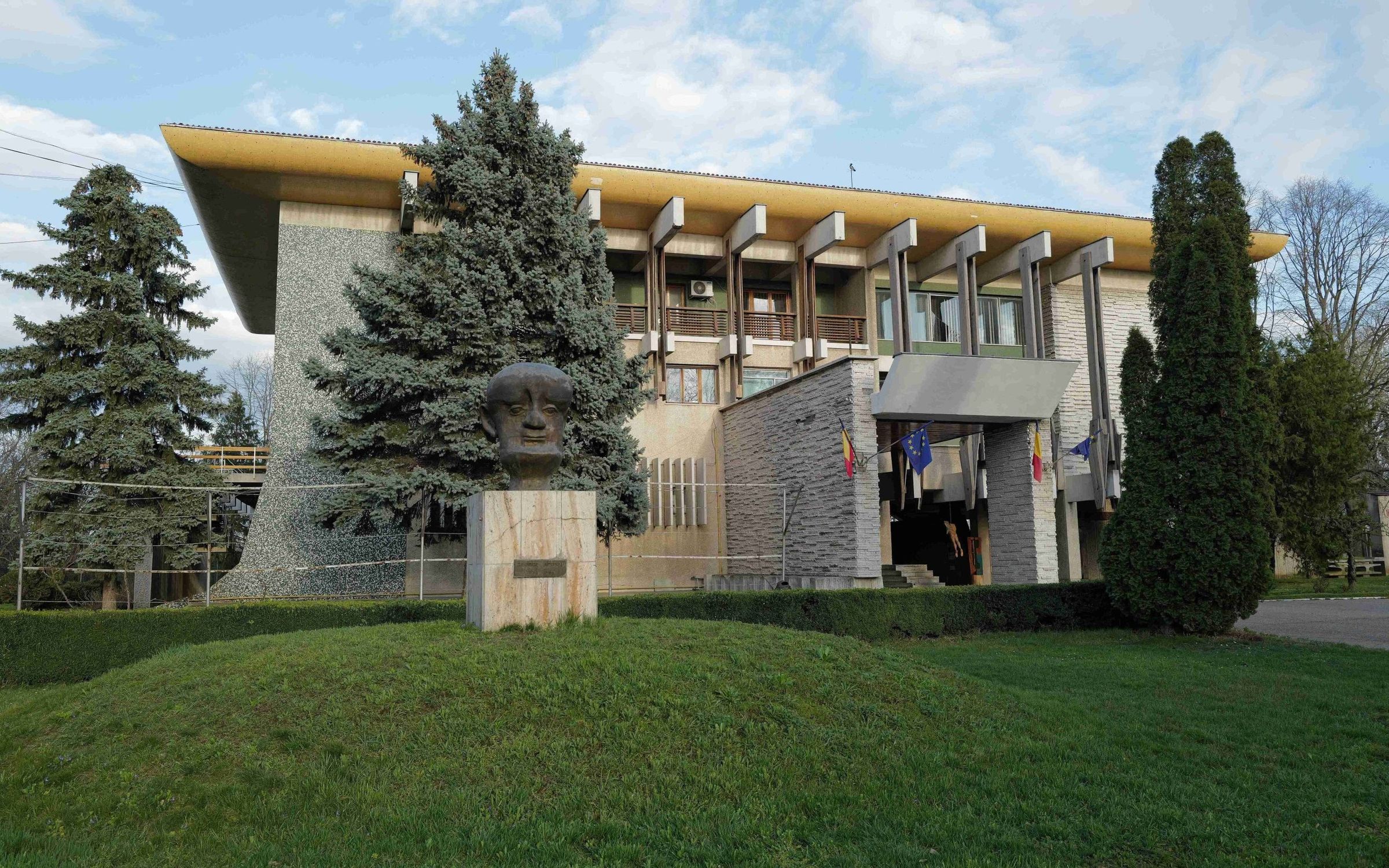 Centrul de Cultura George Apostu