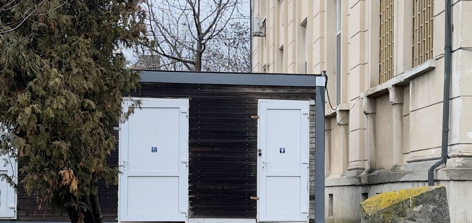 Toaleta Publica - Tribunal