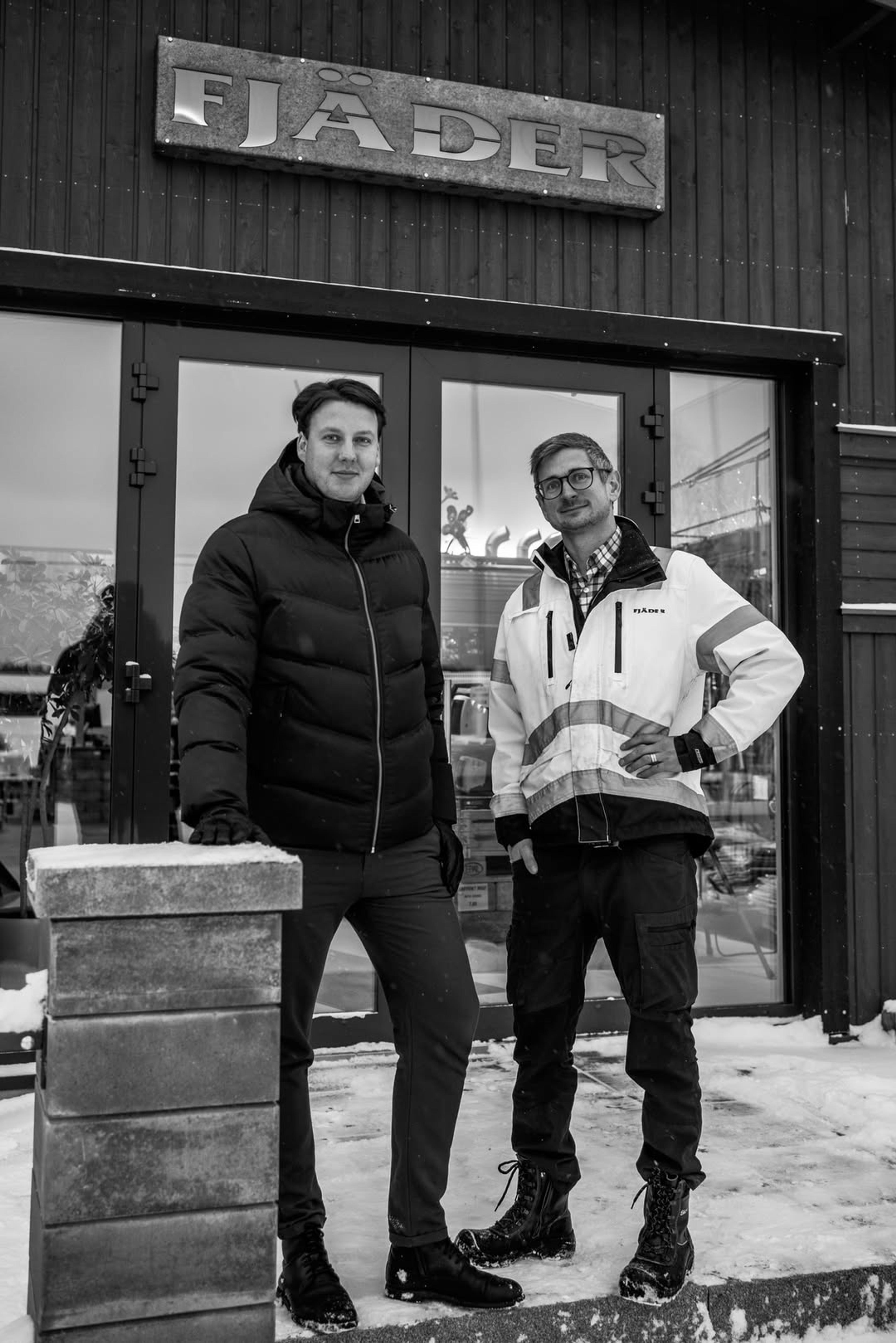 Fjäder och EKO framför Fjäders entré