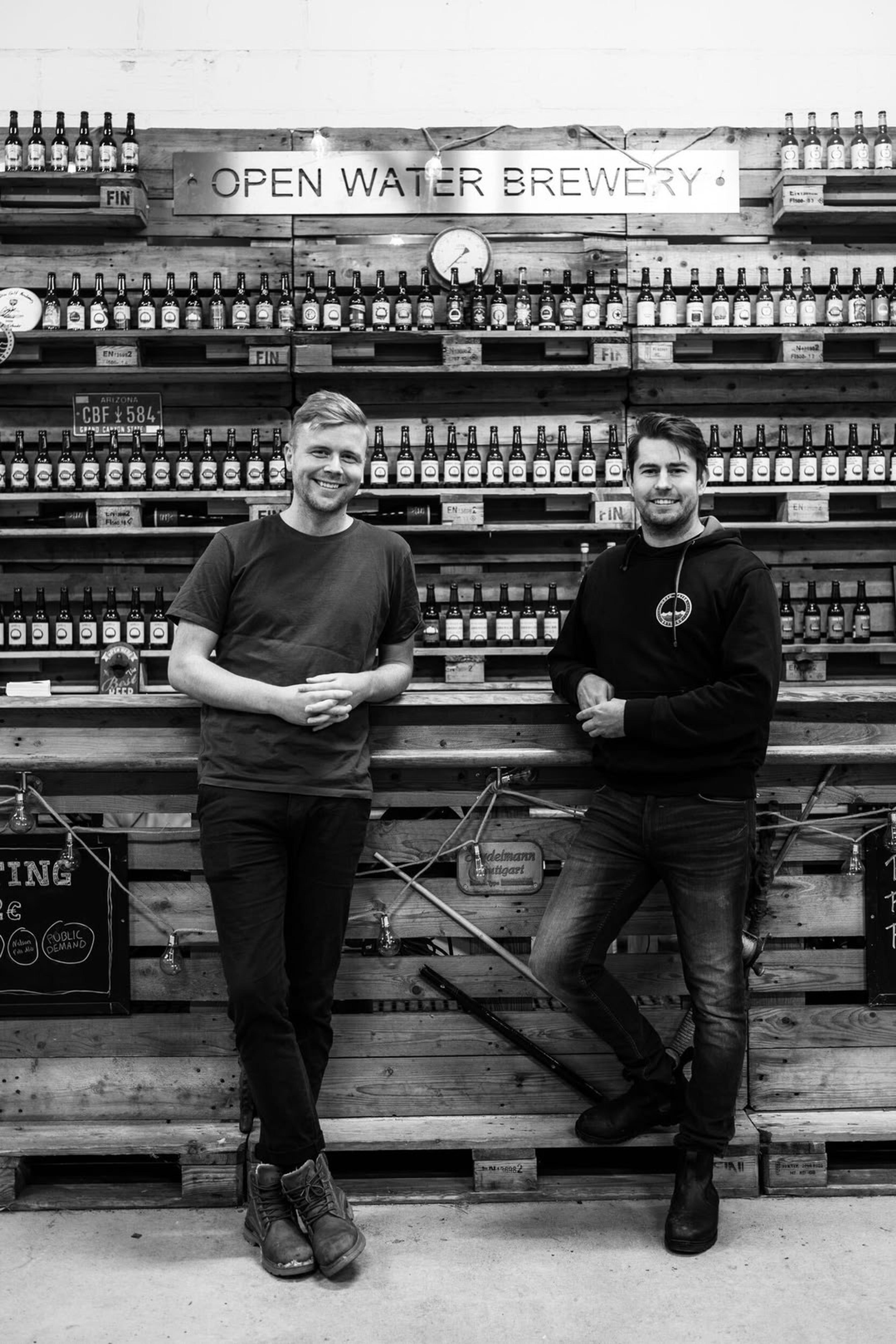 Open Water Brewery och EKO framför bryggeriets ölhyllor