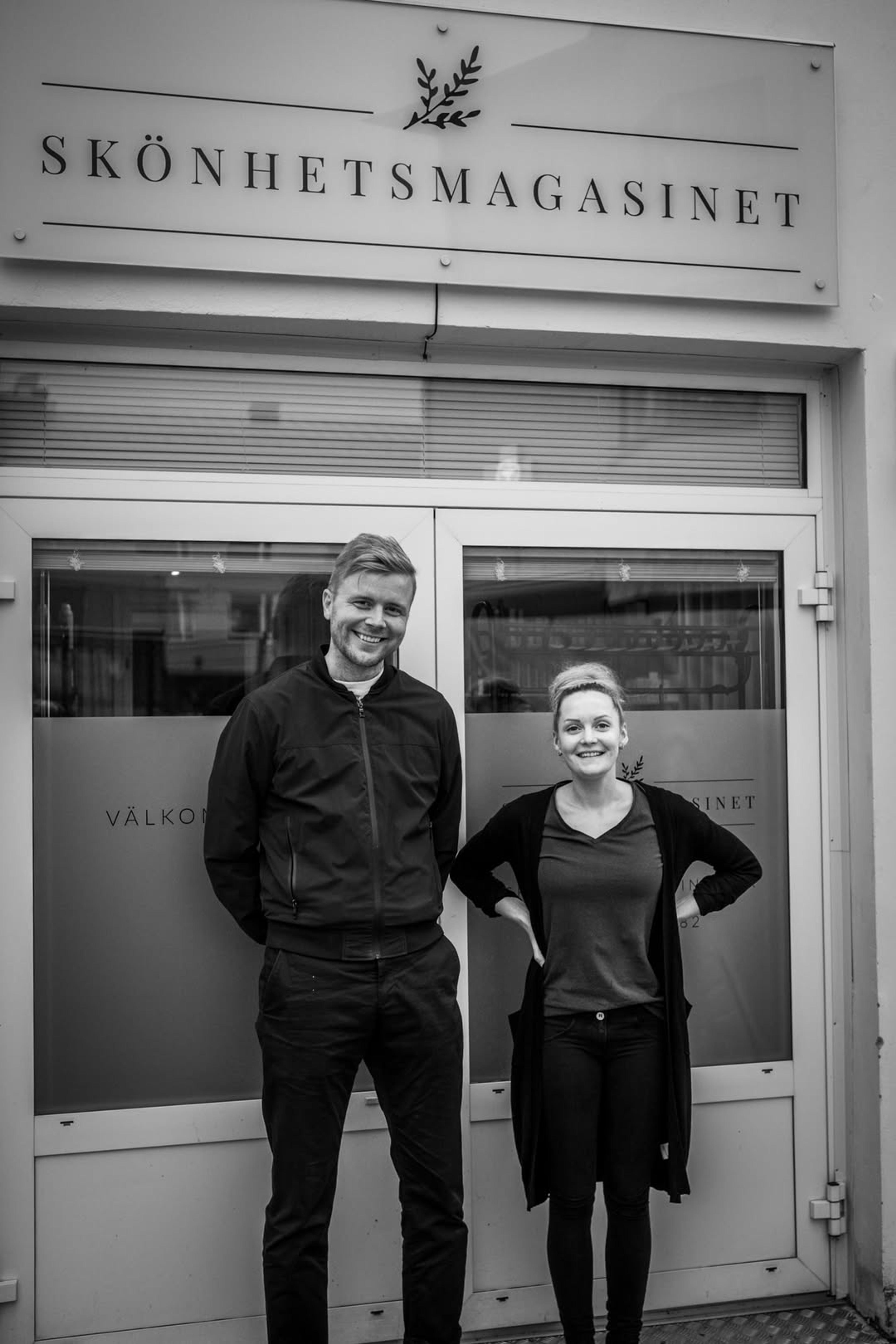 Skönhetsmagasinet Åland och EKO framför butiken
