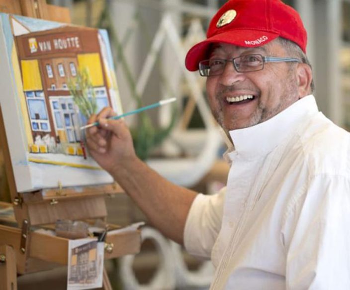 Yves Morier, pinceau à la main, devant une toile en cours
