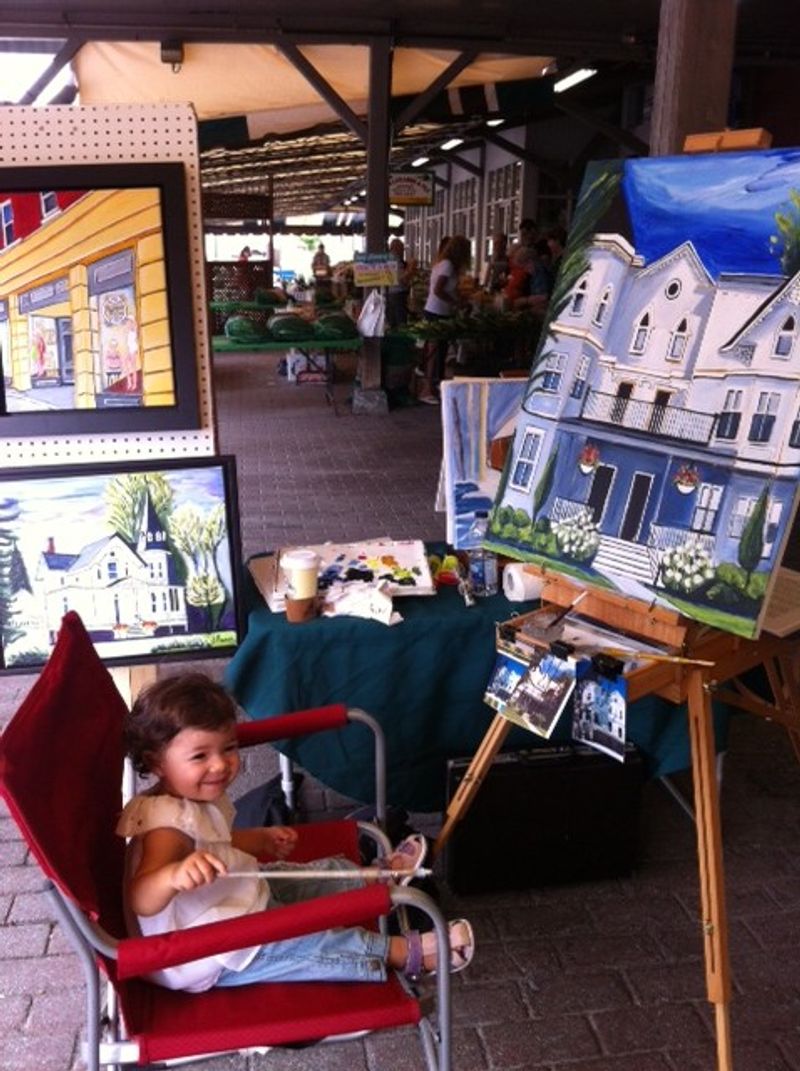 Visite de ma petite-fille, la belle Olivia, au maché public de Saint-Hyacinthe lors de l’événement du Marché de l’art, été 2013.