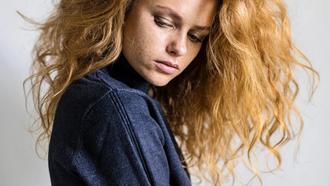 how to tame frizzy hair