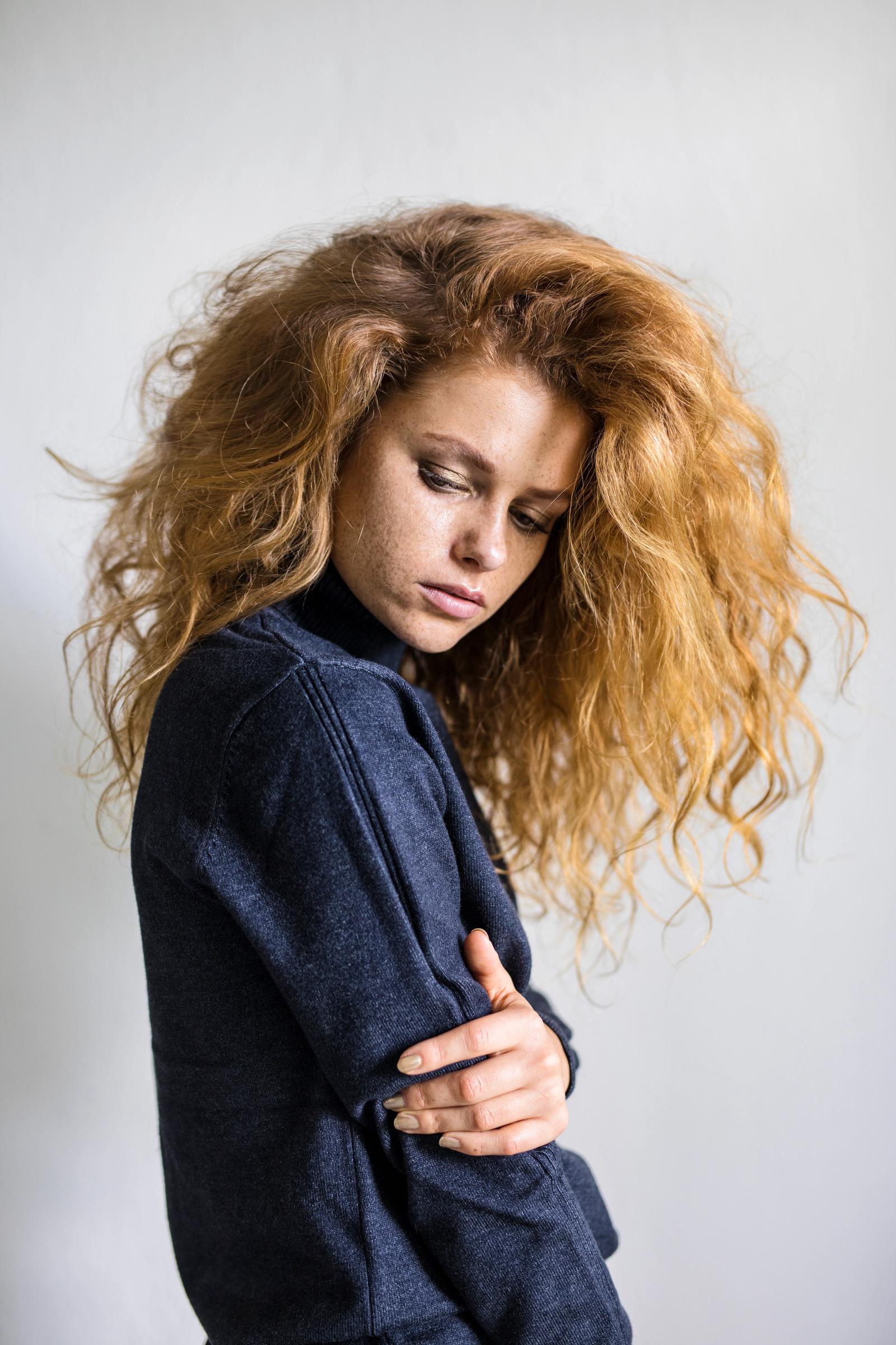 how to tame frizzy hair