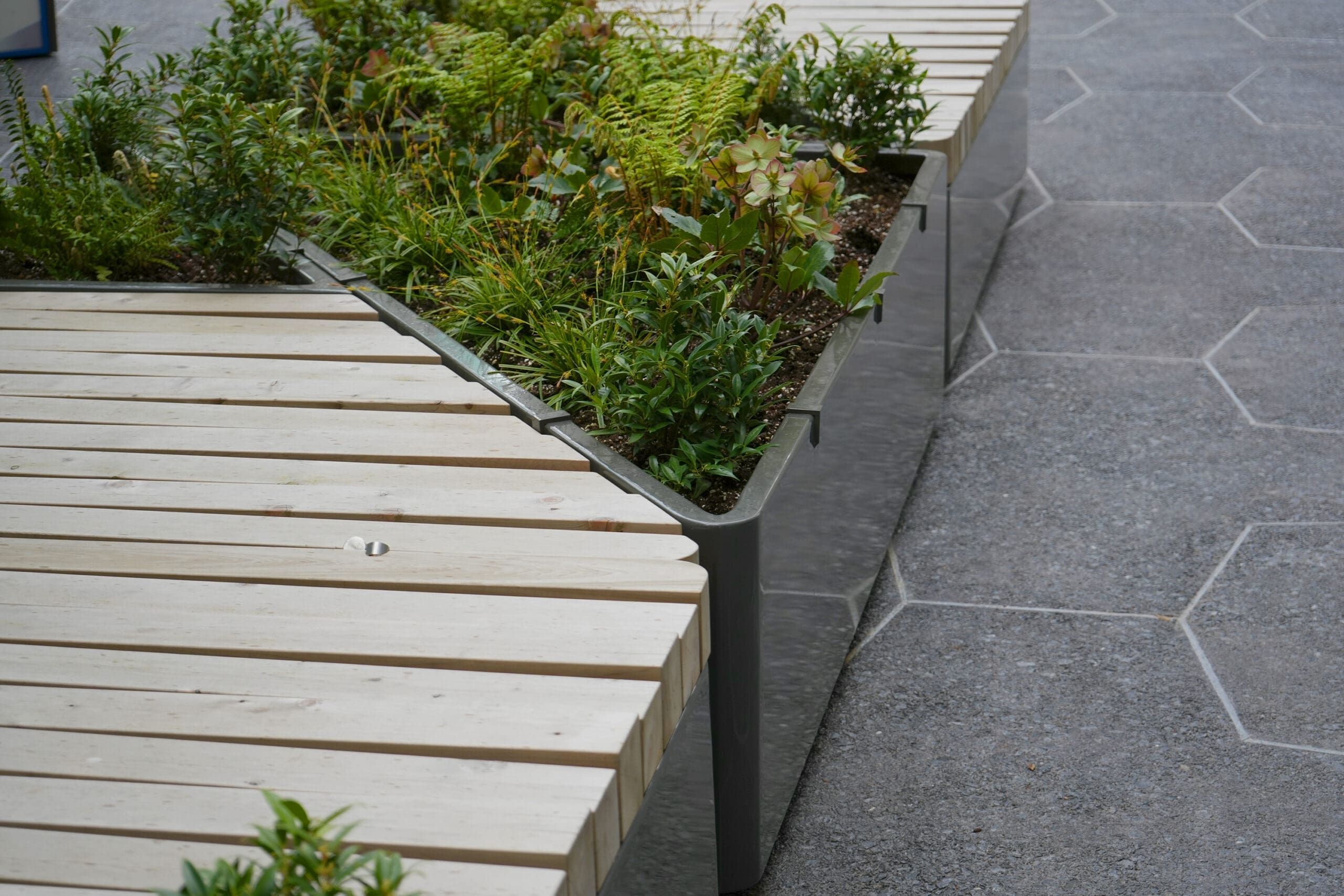Create more green space in urban centres, shopping centres and office buildings with commercial planters with custom features.