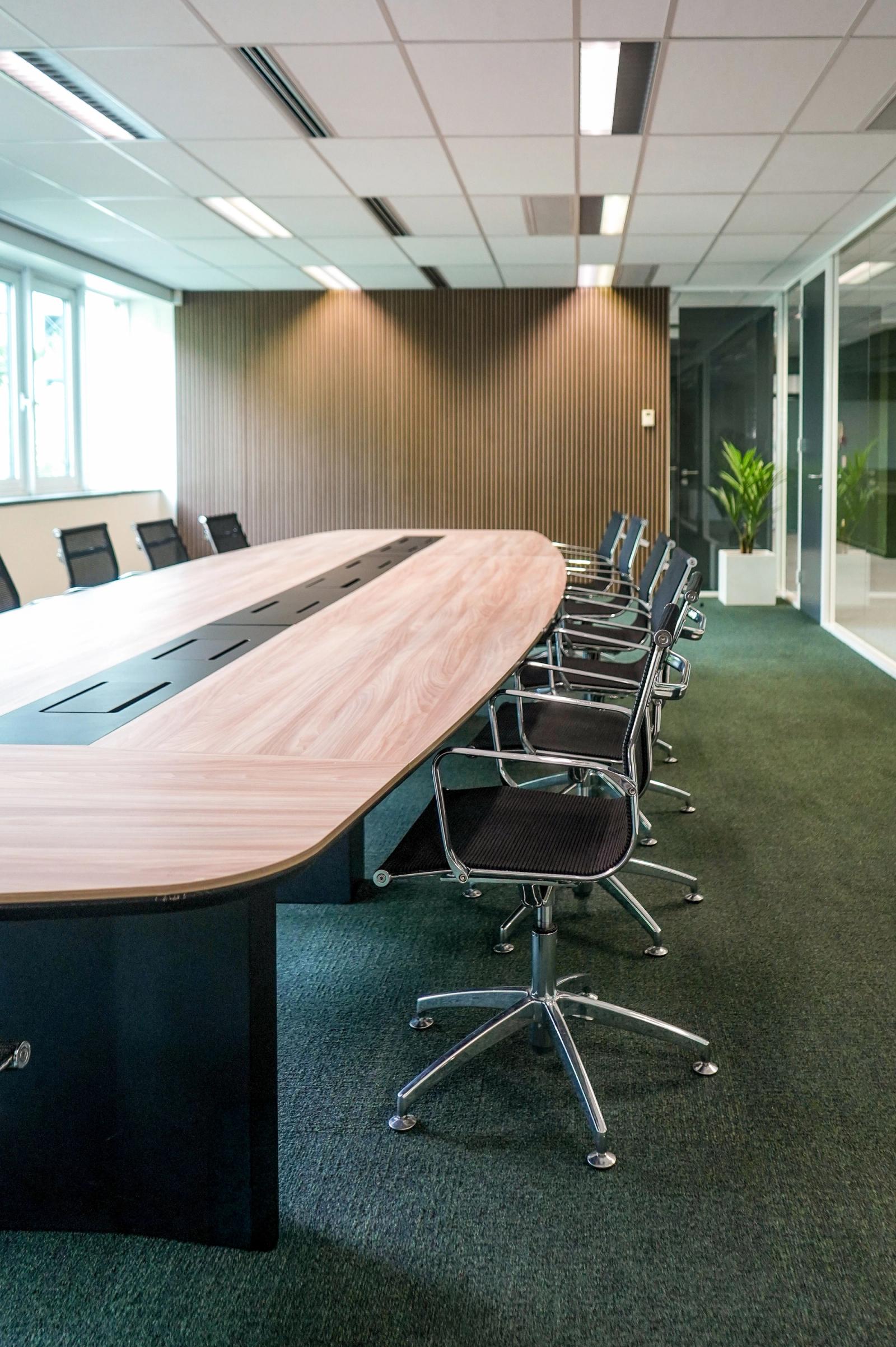 Space planning, existing furniture reuse and 42 second-life pieces created a distinctive new workplace for Y-Sales.
