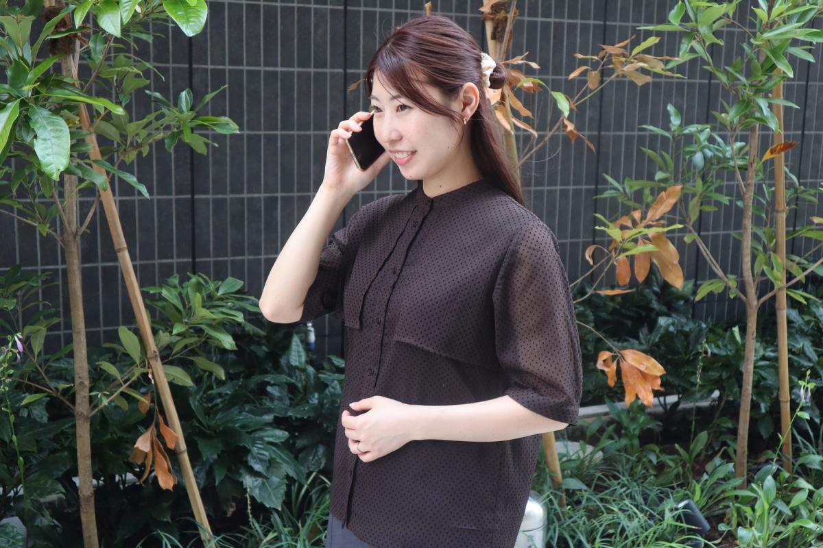 洋服の青山 フロッキードットのケープ風ブラウス