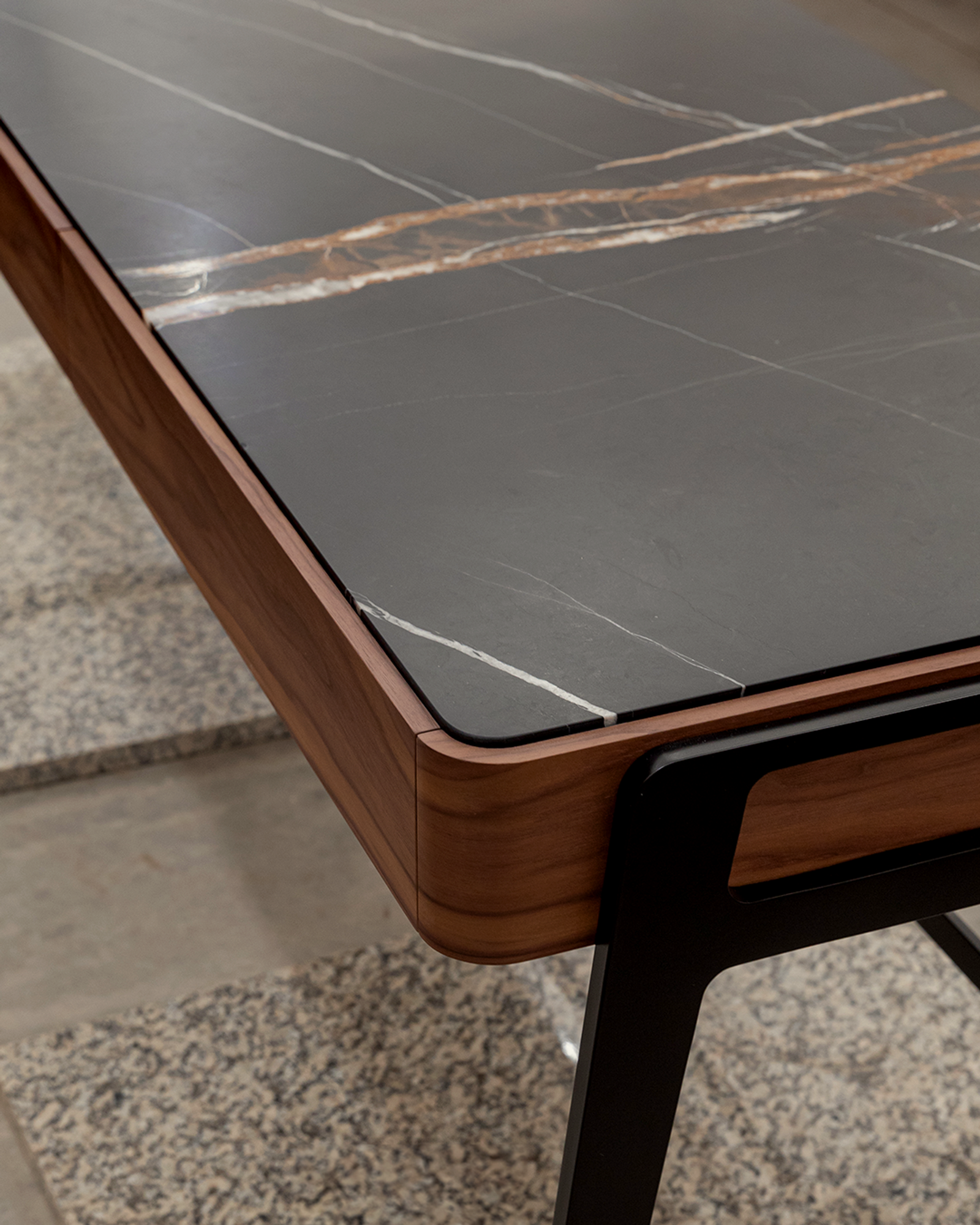Bouvet Desk, 5
