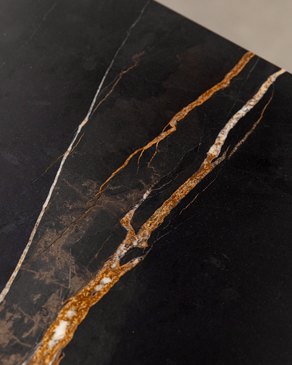 Bouvet Desk, 6