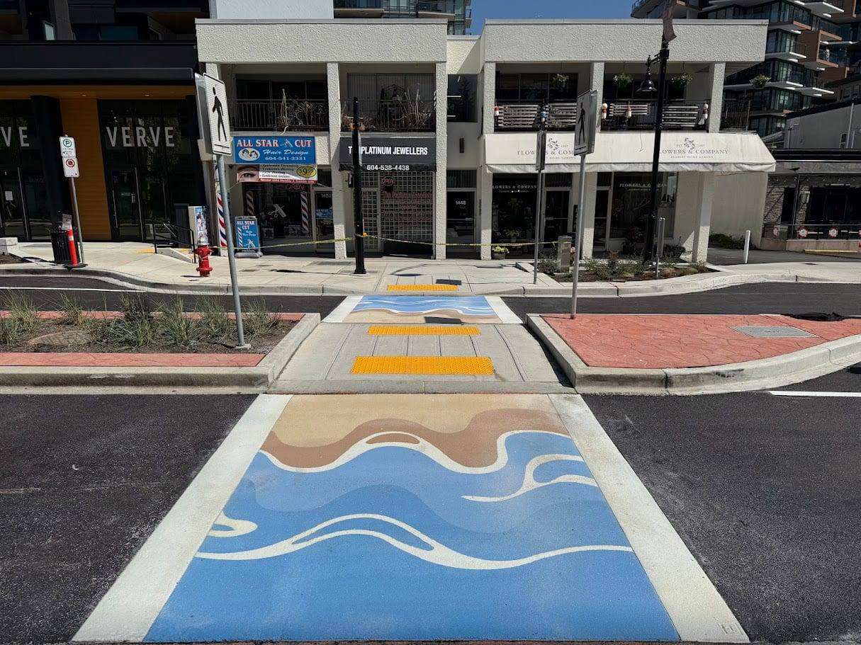 HUB Surface Systems commercial pavement design: retail entrances and commercial site identity at a restaurant patio approach