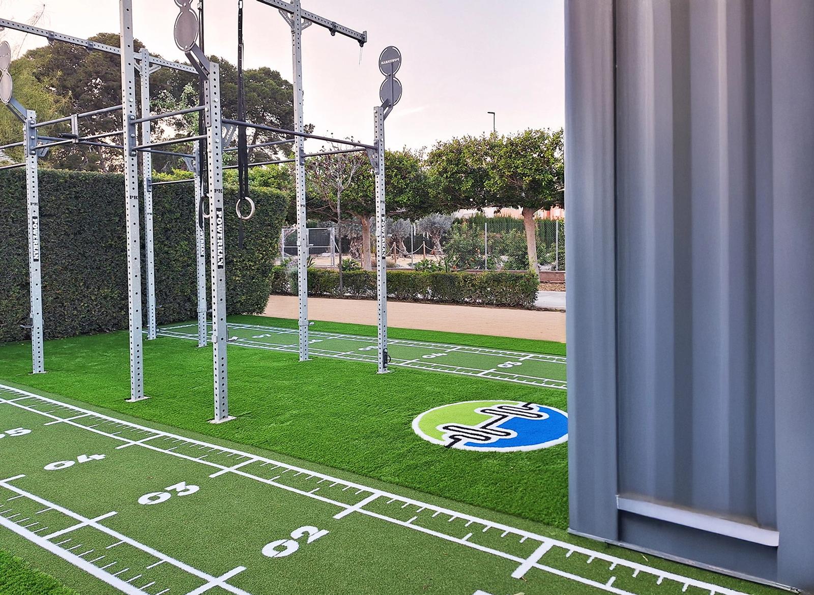 Full view of the outdoor functional training lanes and rig at AV Sana, Callosa de Segura