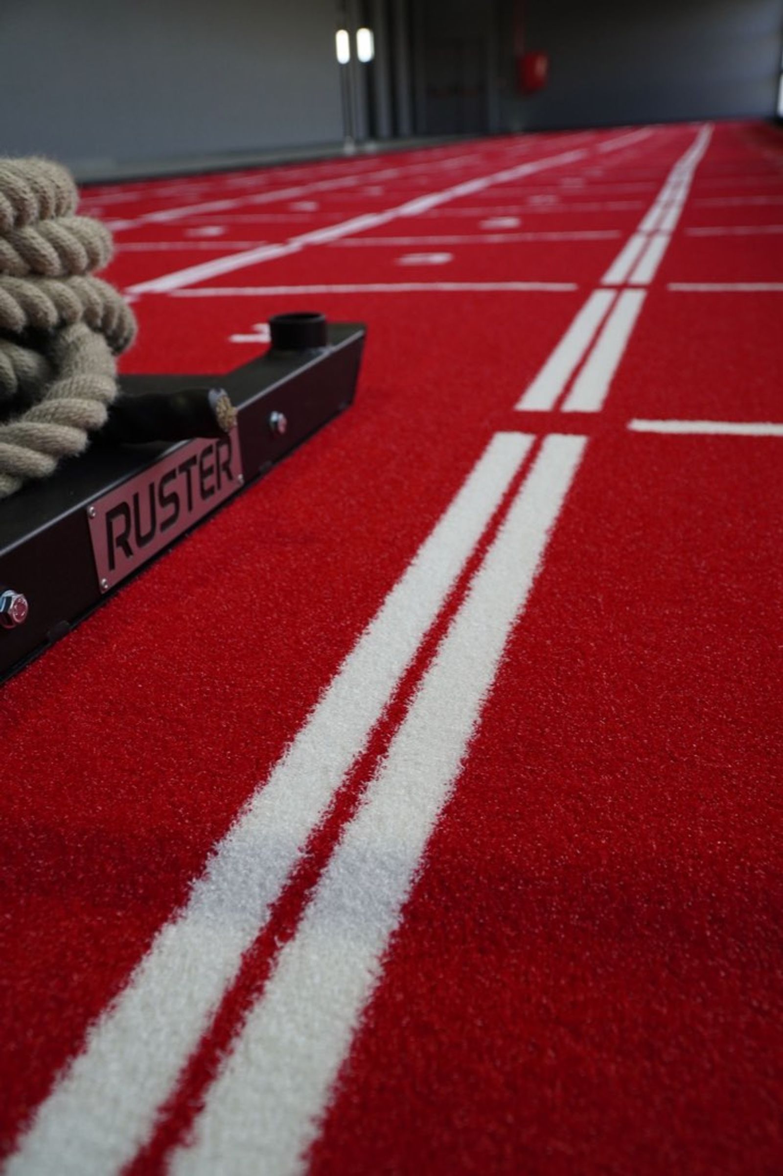 Sled push sobre la pista Lowfit Huelva