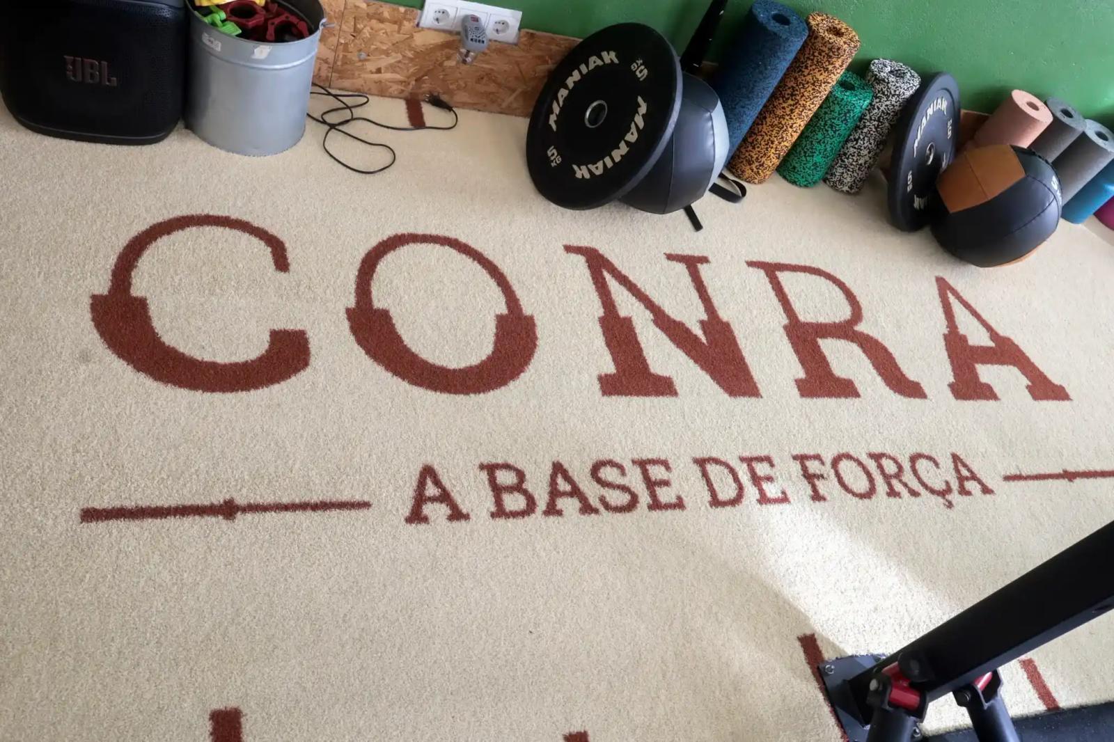 CONRA logo and its motto "A base de força" on the custom Aphrodite Beige and Vulcan Terracota Heroturfs turf in Campos, Mallorca.