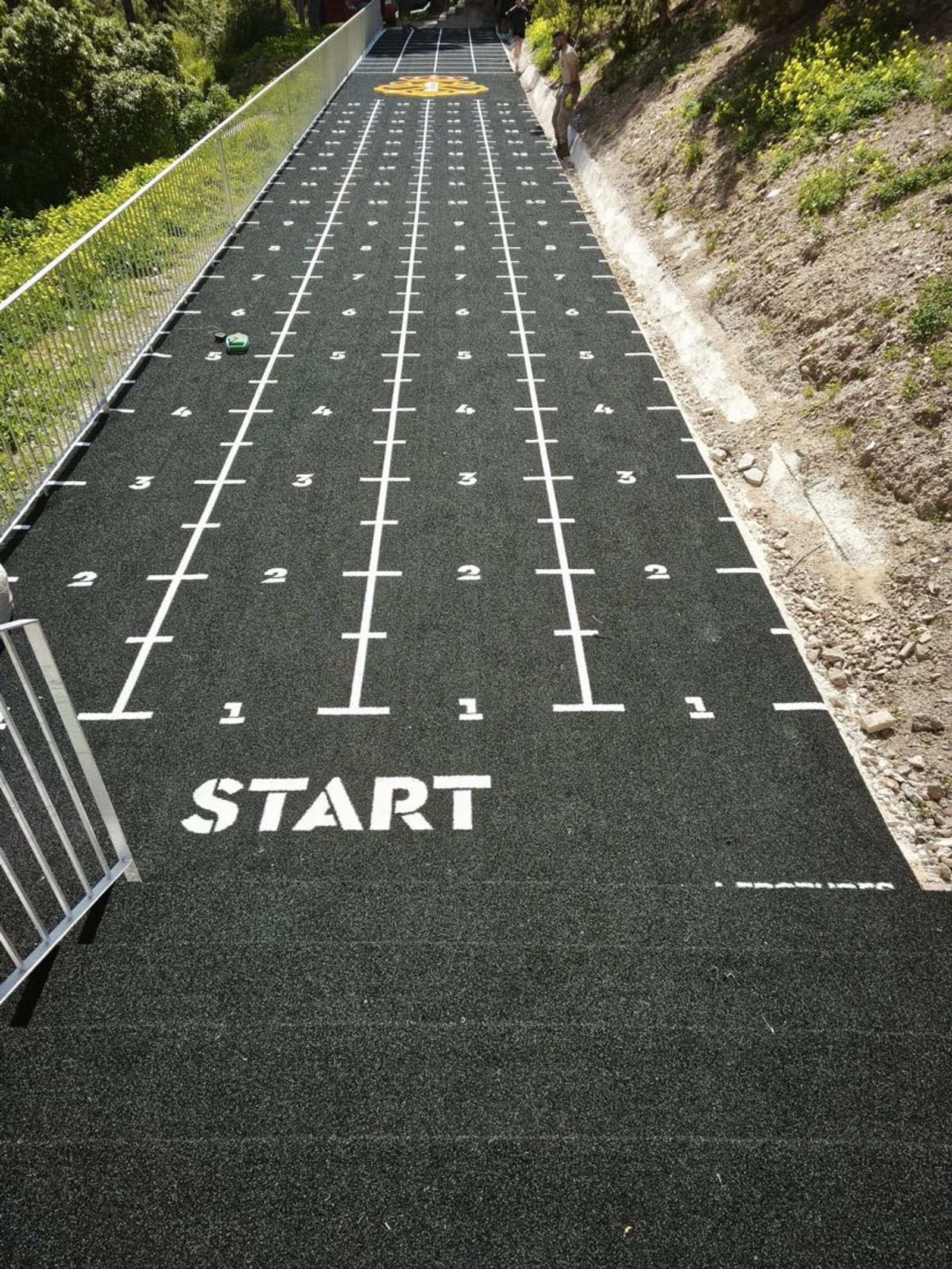 Full track with start line and crest