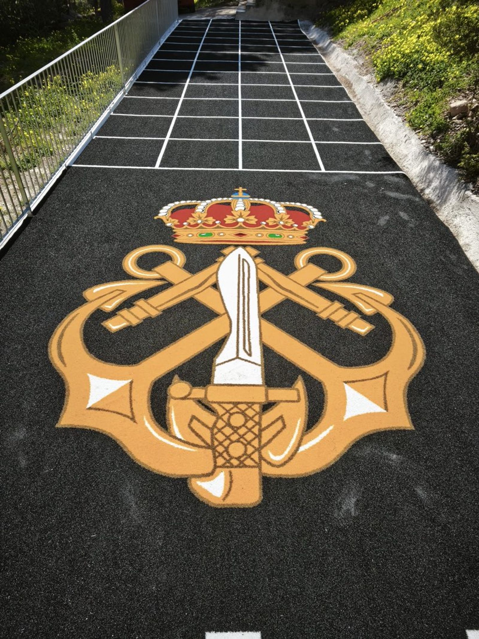 Central crest on the track