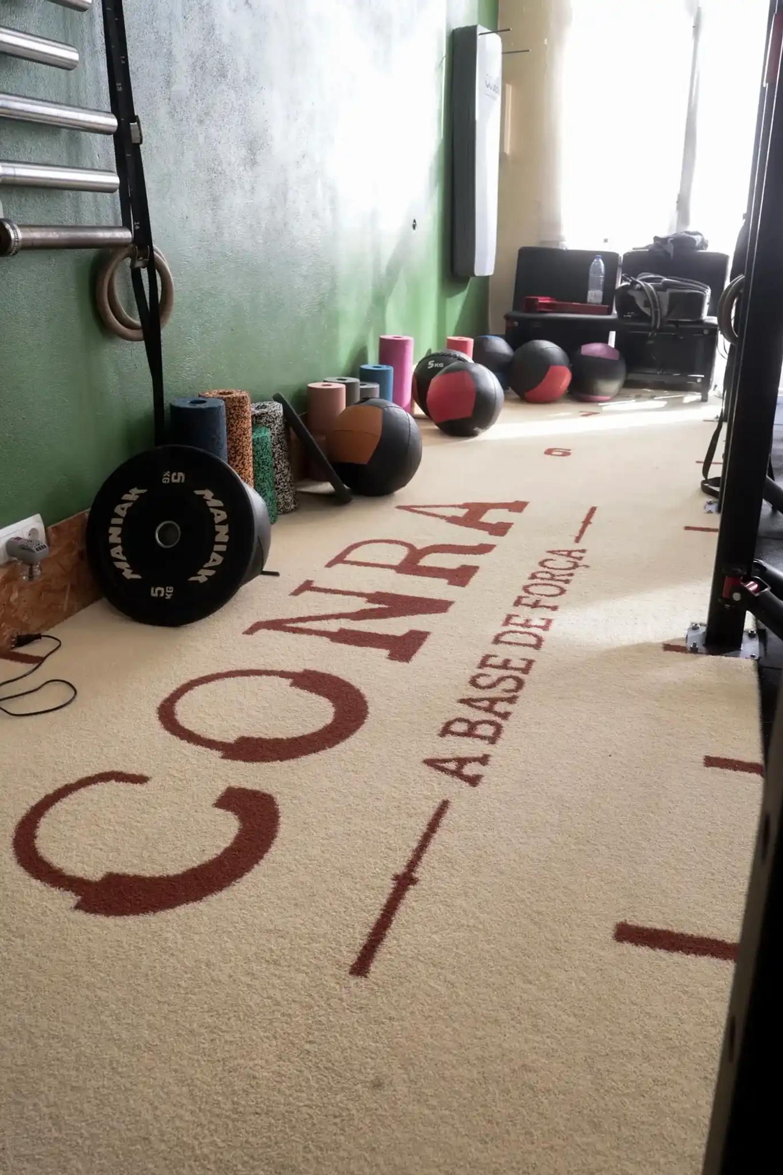 Full view of the 1.60 × 8 m custom Heroturfs turf lane at CONRA strength gym in Campos, Mallorca.