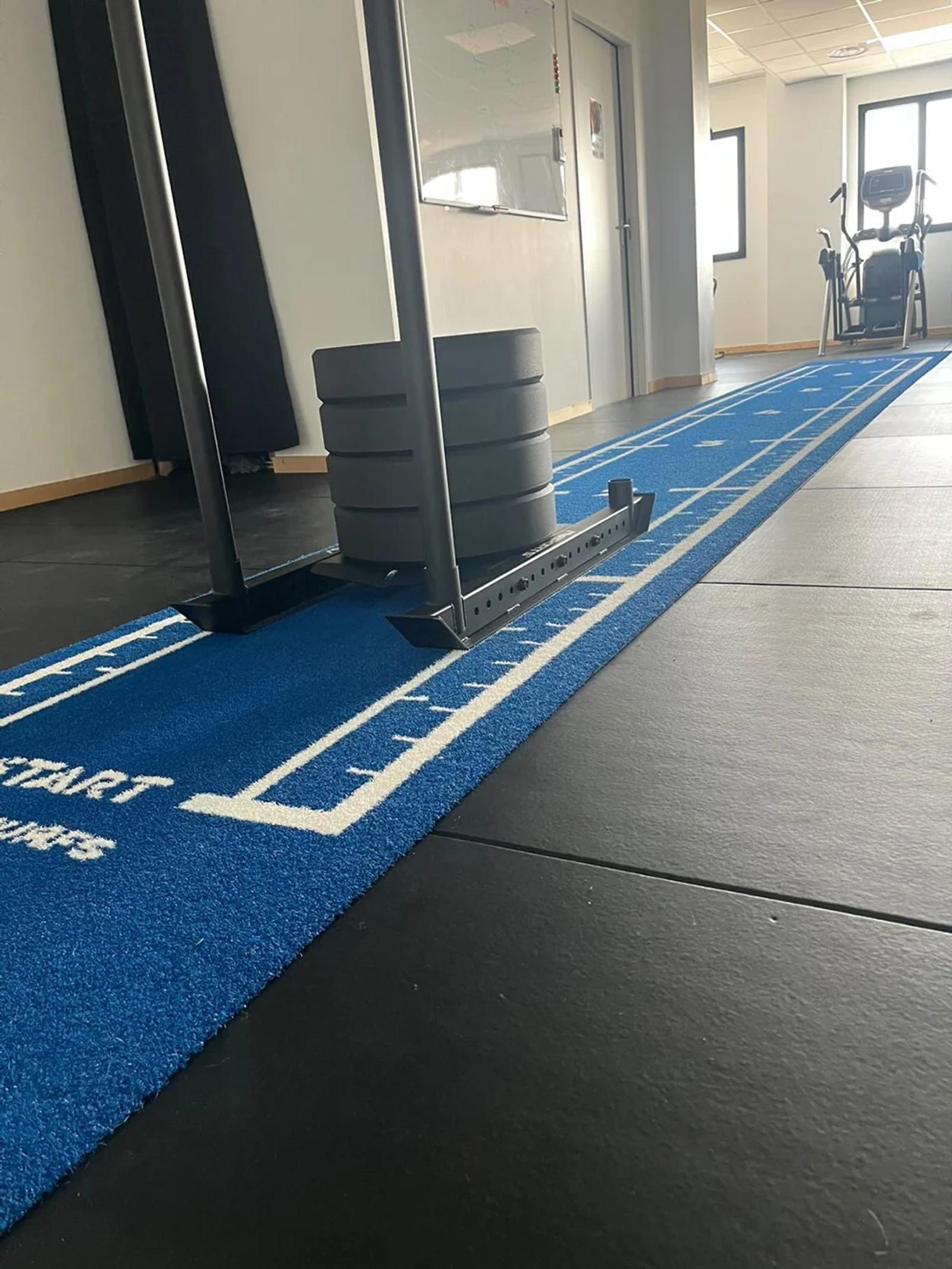 Blue Atlantis One track running along the black rubber floor of Centre Santé & Performance