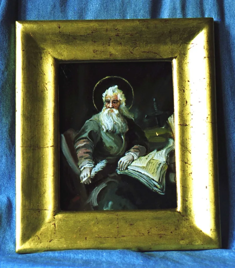 Portret siwego, brodatego mężczyzny siedzącego przy otwartej księdze, w szerokiej złocistej ramie.