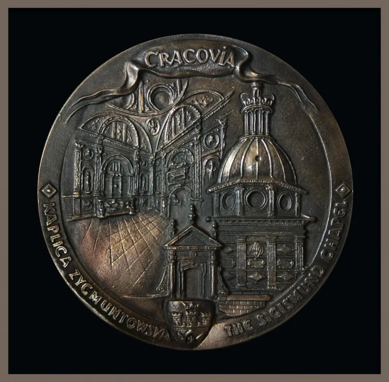 Okrągły medal z kompozycją budowli, herbem i napisem „Cracovia”.