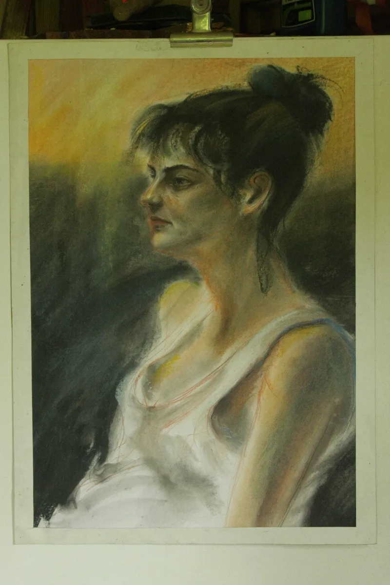 Portret siedzącej kobiety z upiętymi włosami, ukazanej z boku.
