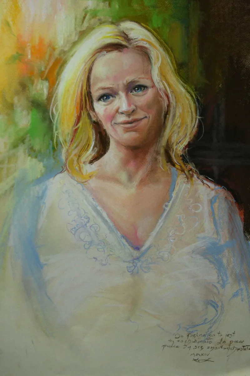 Barwny portret kobiety z jasnymi włosami w jasnej bluzce.