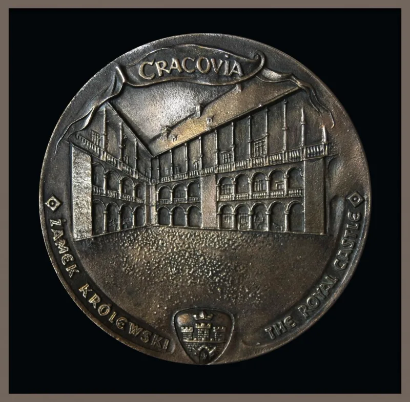 Okrągły medal z fasadą budynku oraz napisem „Cracovia”.