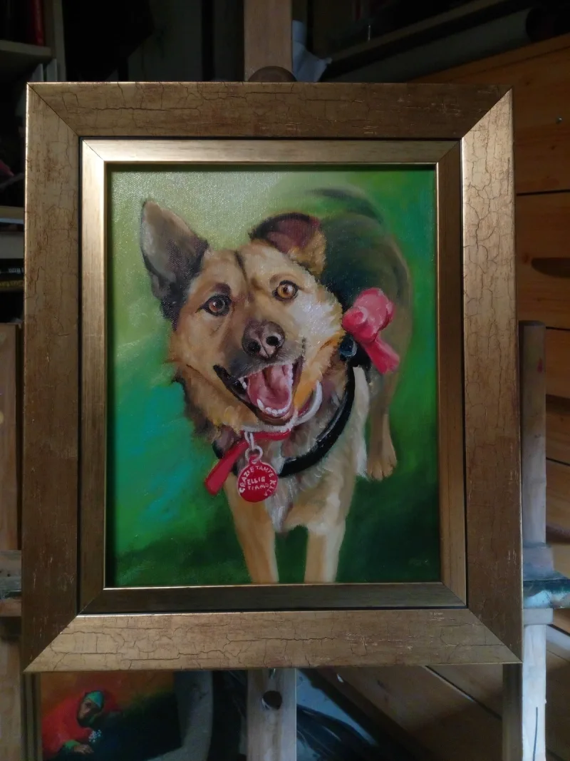 Portret psa z otwartym pyskiem i czerwoną ozdobą przy szyi.
