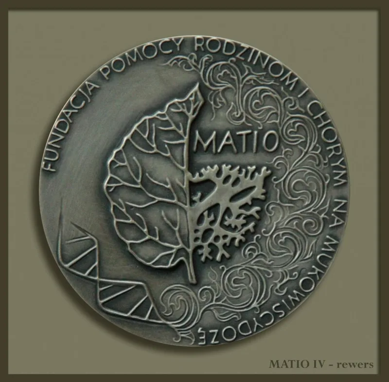 Okrągły medal z liściem, napisem MATIO i spiralnymi ornamentami.