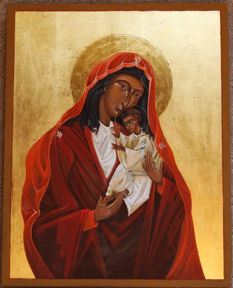 Maryja w czerwonym płaszczu przytulająca Dzieciątko, na złocistym tle.