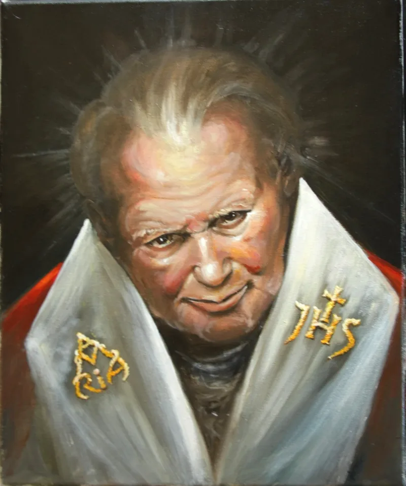 Portret Jana Pawła II w jasnej stule ze złocistymi znakami.