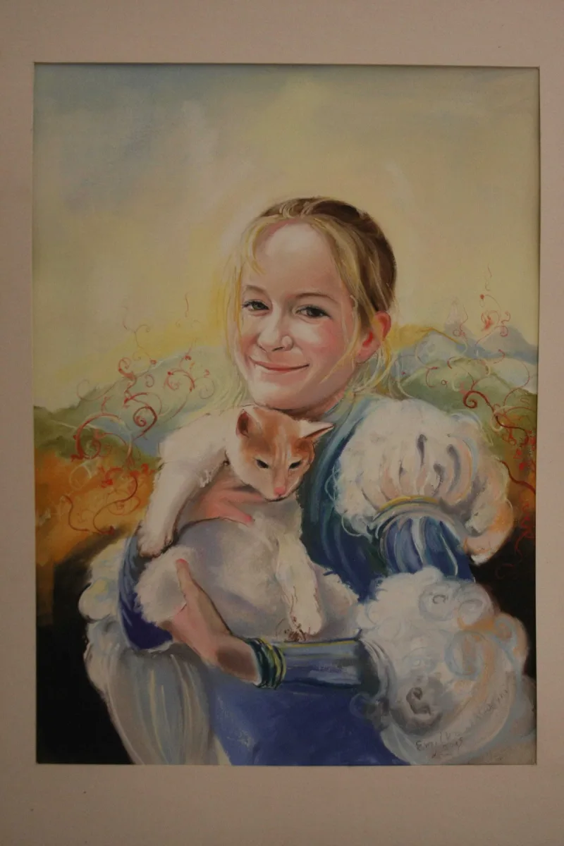 Barwny portret dziewczyny w jasnej sukni z kotem na rękach.