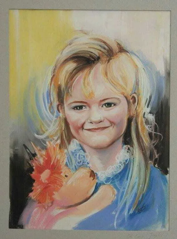 Portret uśmiechniętej dziewczynki trzymającej koguta.