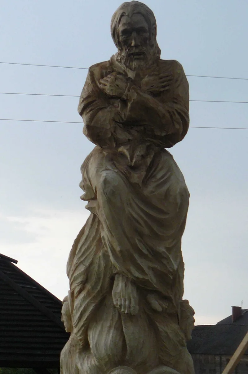 Stojąca figura Chrystusa w długiej szacie, z rękami przy piersi.
