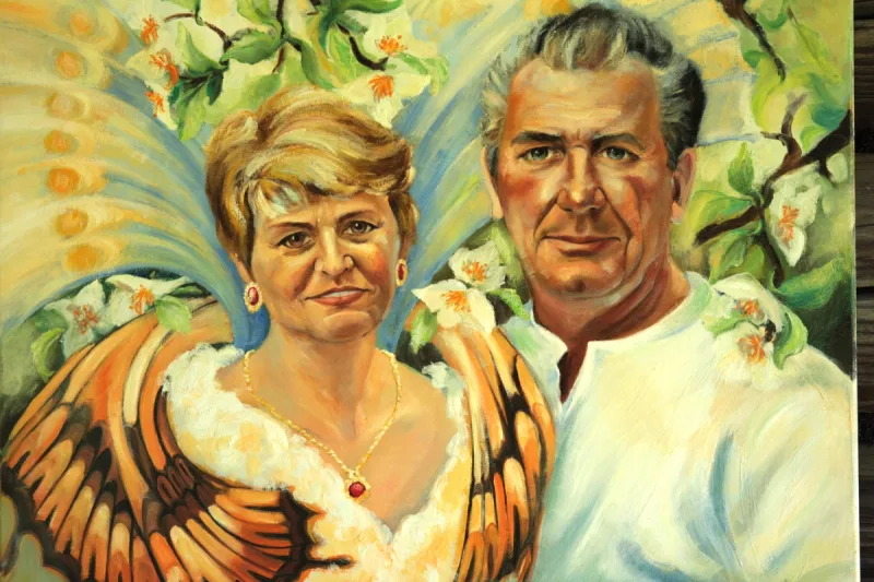 Portret kobiety i mężczyzny na barwnym tle z kwiatami i skrzydłami.