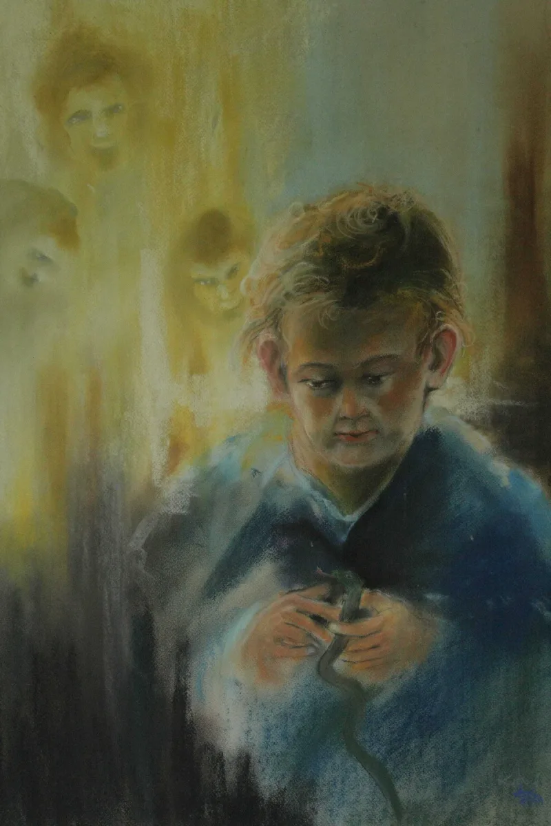 Portret chłopca w niebieskim ubraniu, z dłońmi przed sobą i zarysami postaci w tle.
