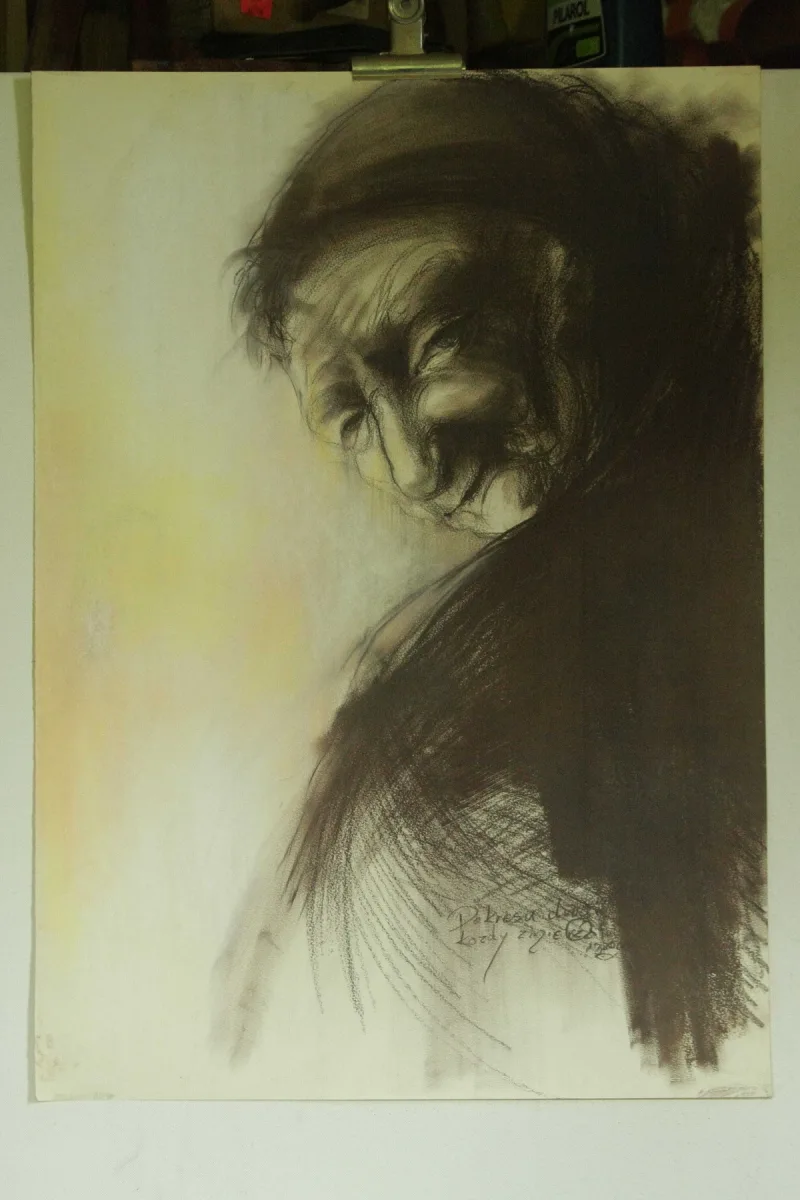 Portret starszej osoby w ciemnym nakryciu głowy, odwróconej przez ramię.