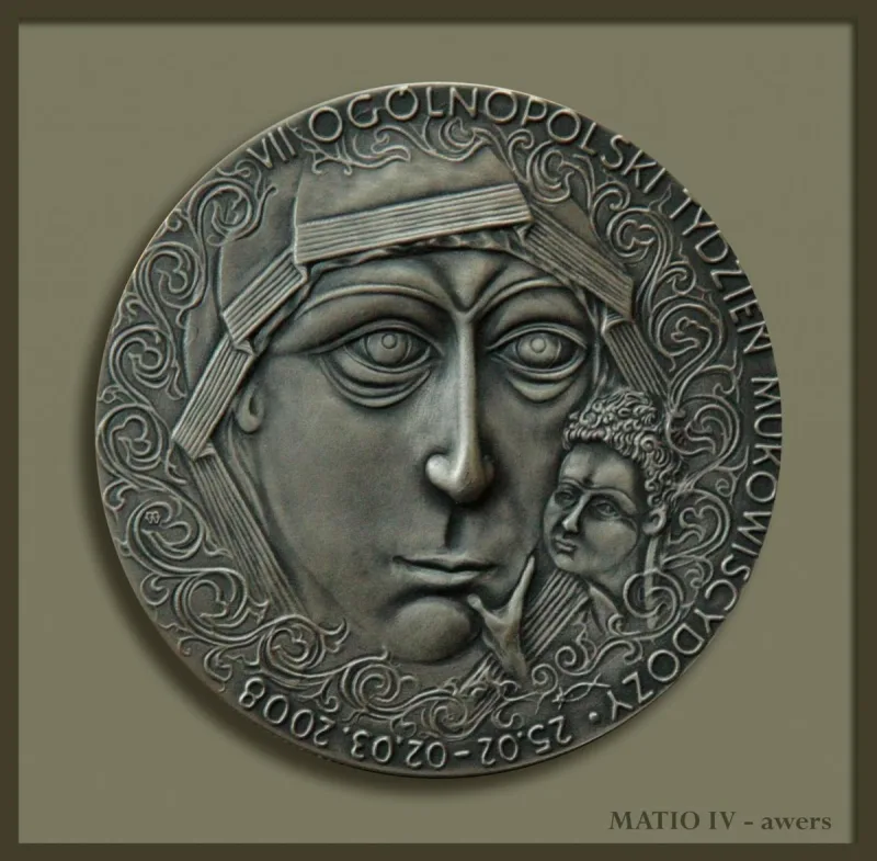 Okrągły medal z dwiema twarzami, ornamentem oraz napisem o tygodniu mukowiscydozy.