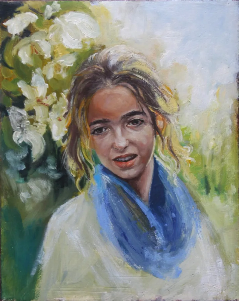 Portret kobiety w niebieskiej chuście na tle jasnych kwiatów.