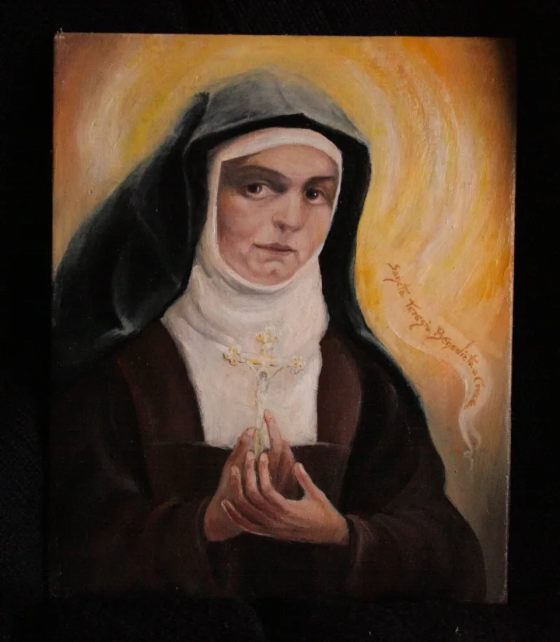 Portret zakonnicy w ciemnym habicie i jasnym welonie, z dłońmi przed piersią.