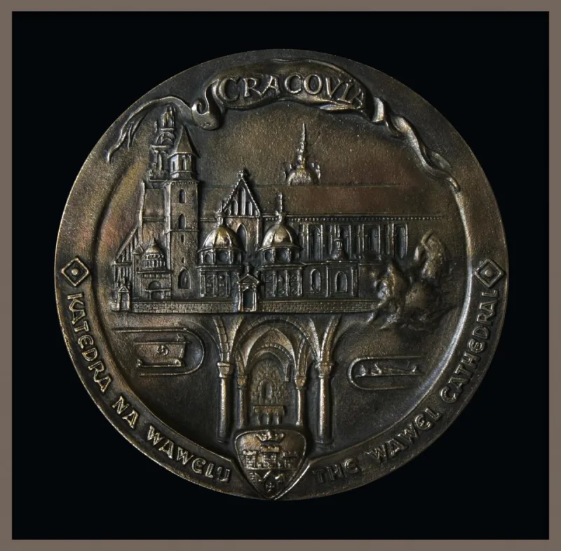 Okrągły medal z zespołem budowli nad arkadami i napisem „Cracovia”.