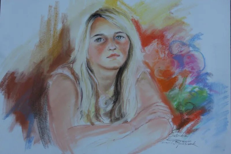 Barwny portret dziewczyny z długimi jasnymi włosami, opierającej przedramiona przed sobą.