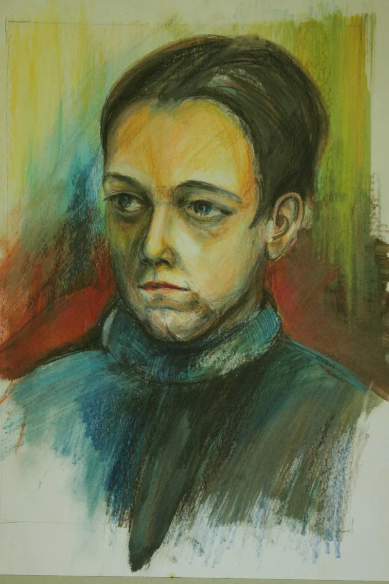 Barwny portret młodego mężczyzny z ciemnymi włosami i wysokim kołnierzem.