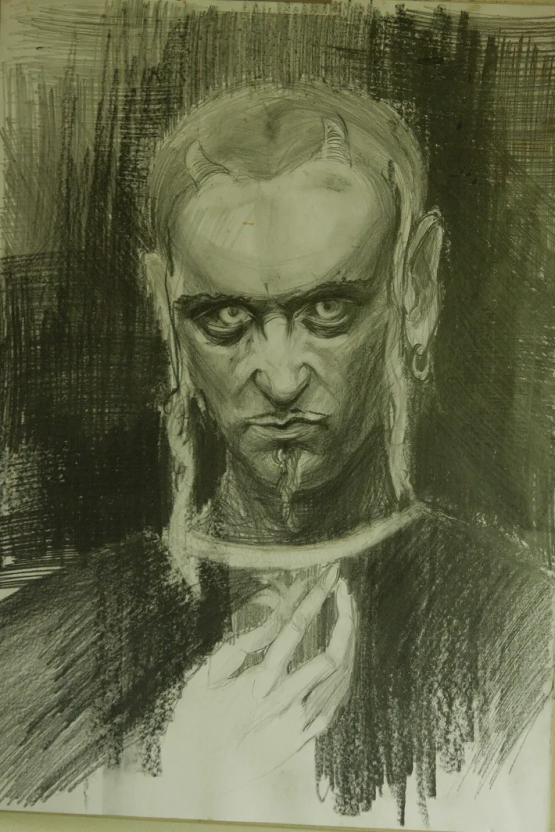 Frontalny portret mężczyzny z dłonią przy piersi na ciemno kreskowanym tle.