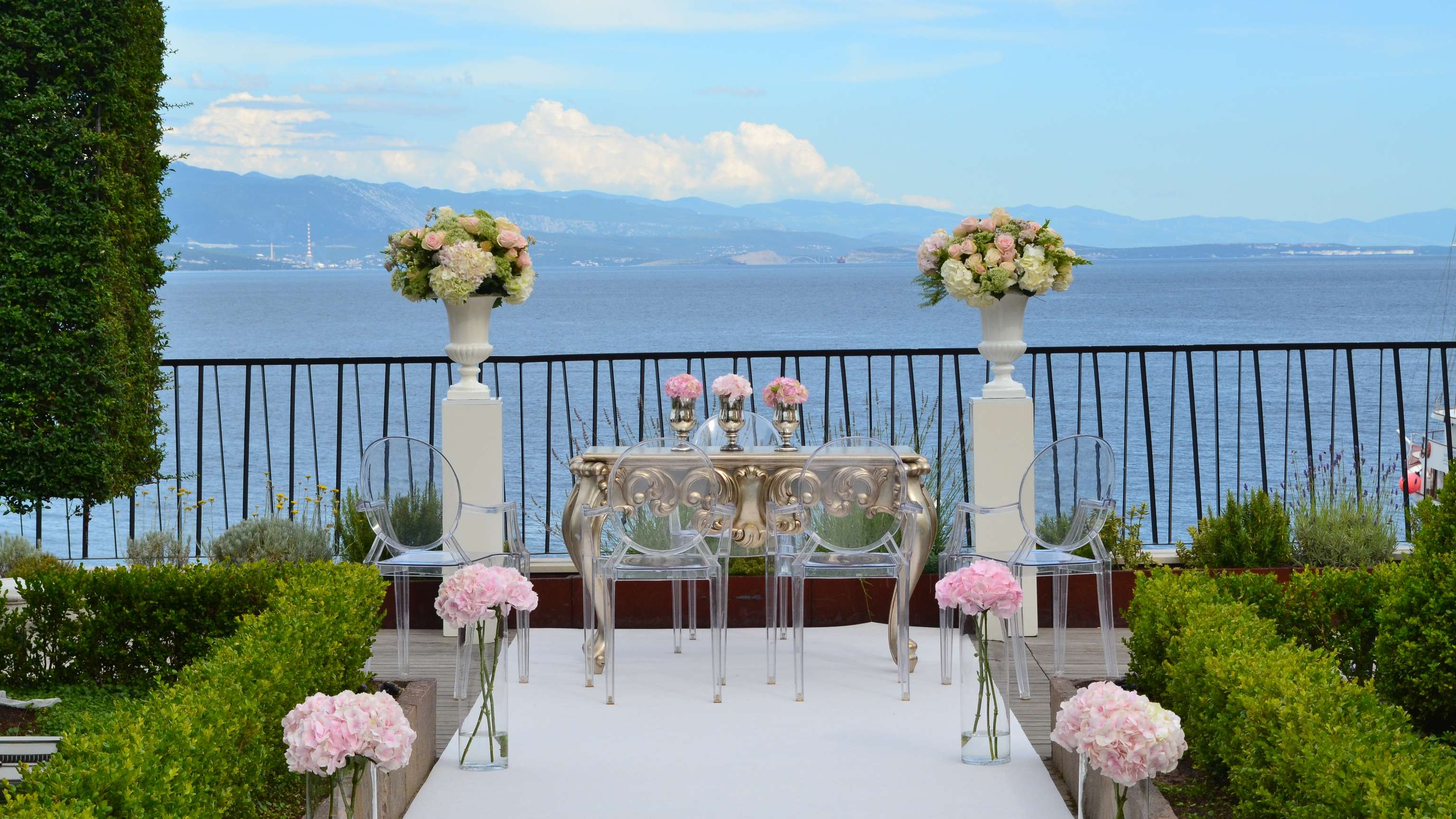 Postav ceremonije na terasi Royal Terrace: bijela staza obrubljena ružičastim hortenzijama i pogled na Kvarnerski zaljev