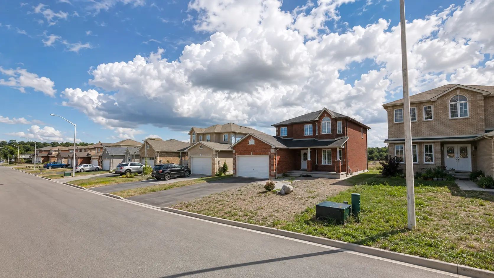 Residential homes and streetscape within the Harbour Pointe development.