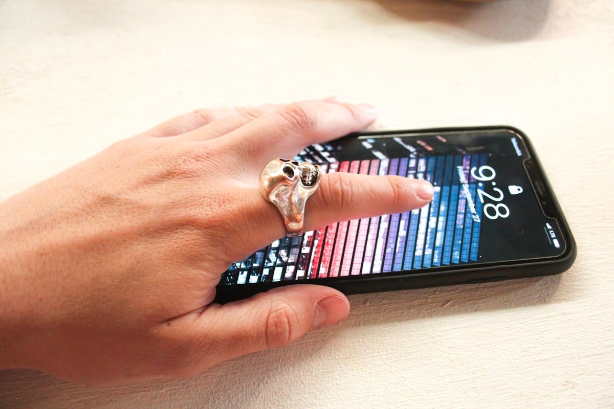 Tendências atuais em tecnologia de gadgets, incluindo smartphones e wearables inovadores.