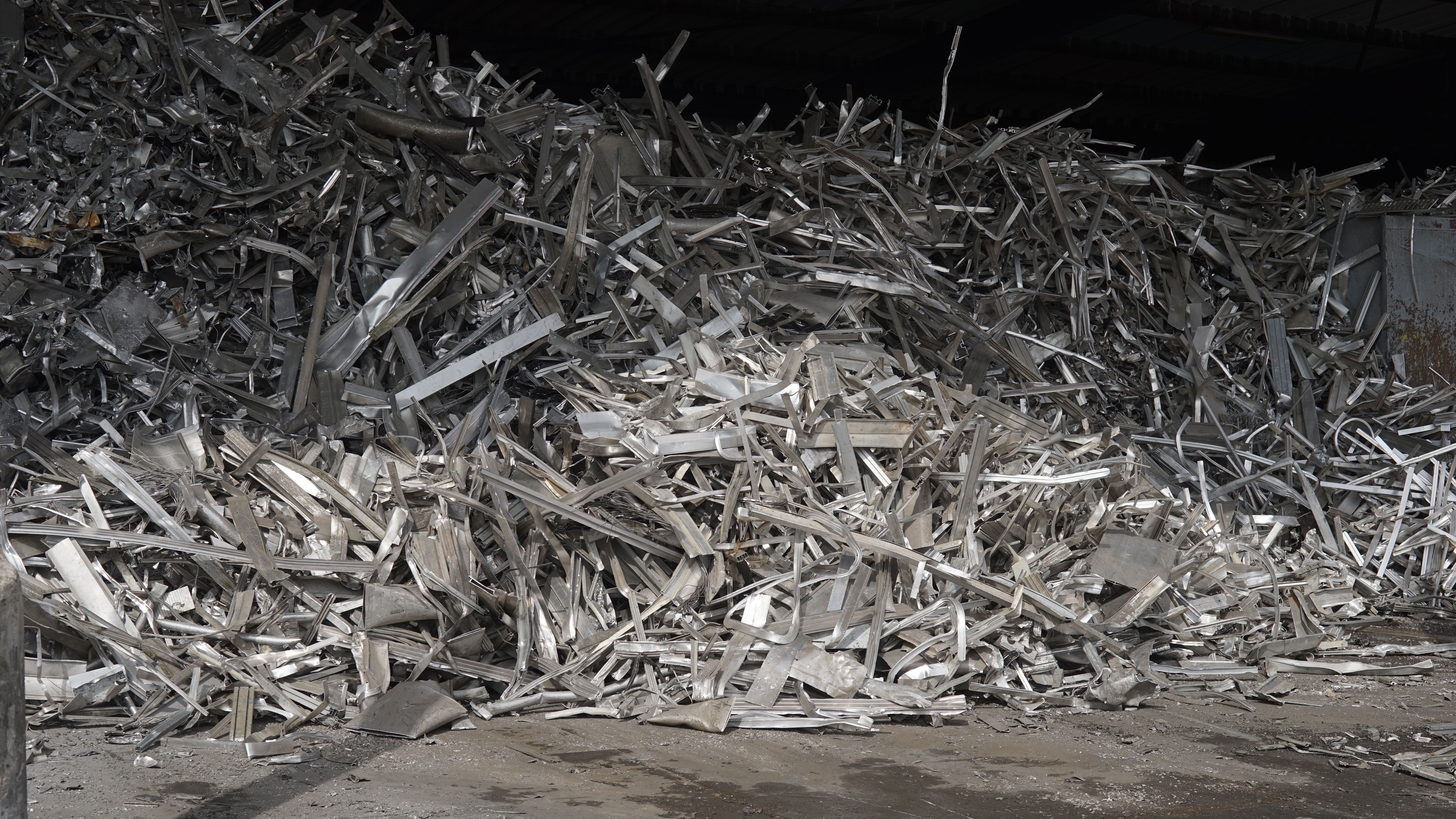 Recycled aluminium scrap collected at a local recycling facility, the raw material for De Vorm circular aluminium production