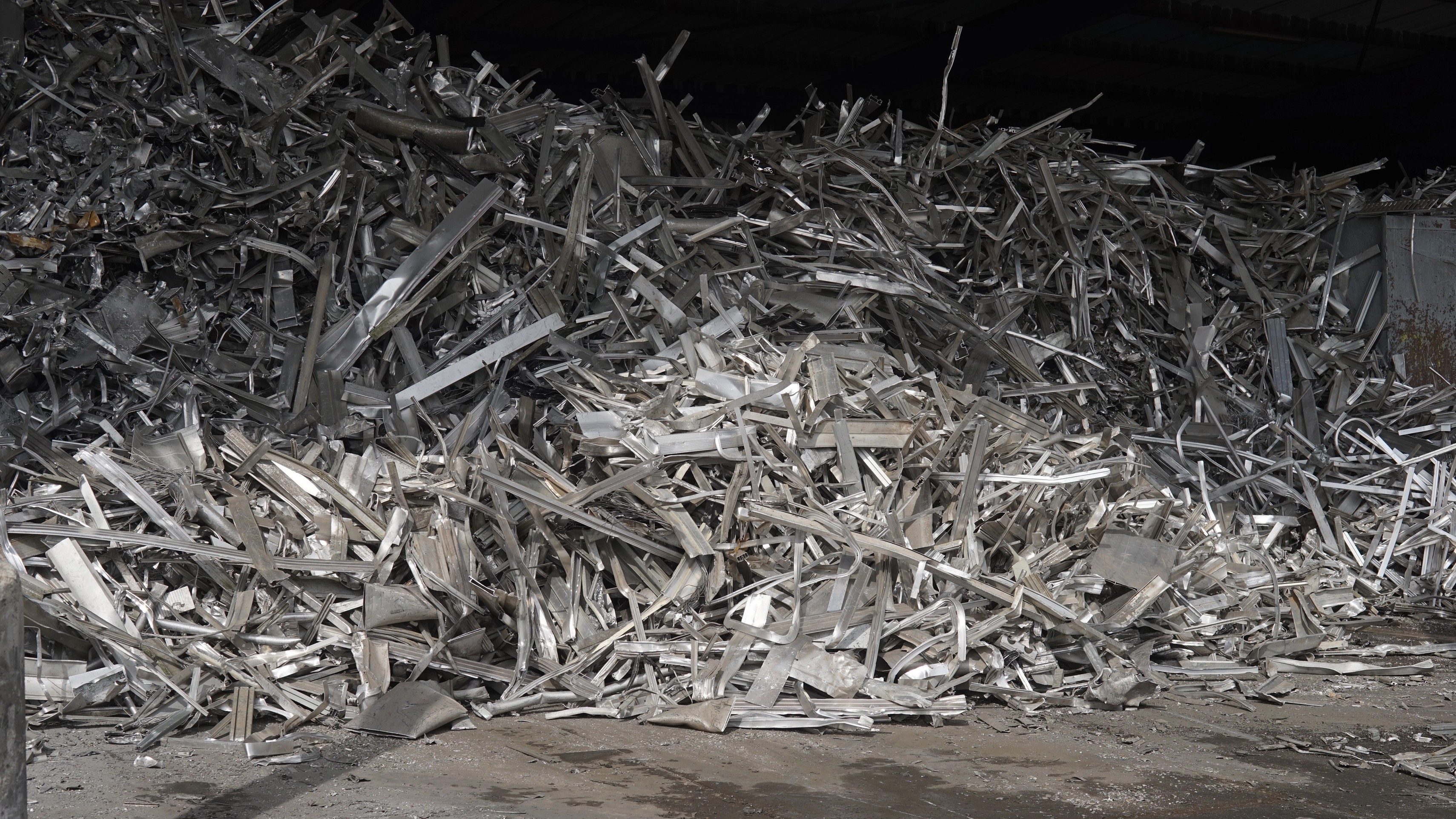 Recycled aluminium scrap collected at a local recycling facility, the raw material for De Vorm circular aluminium production