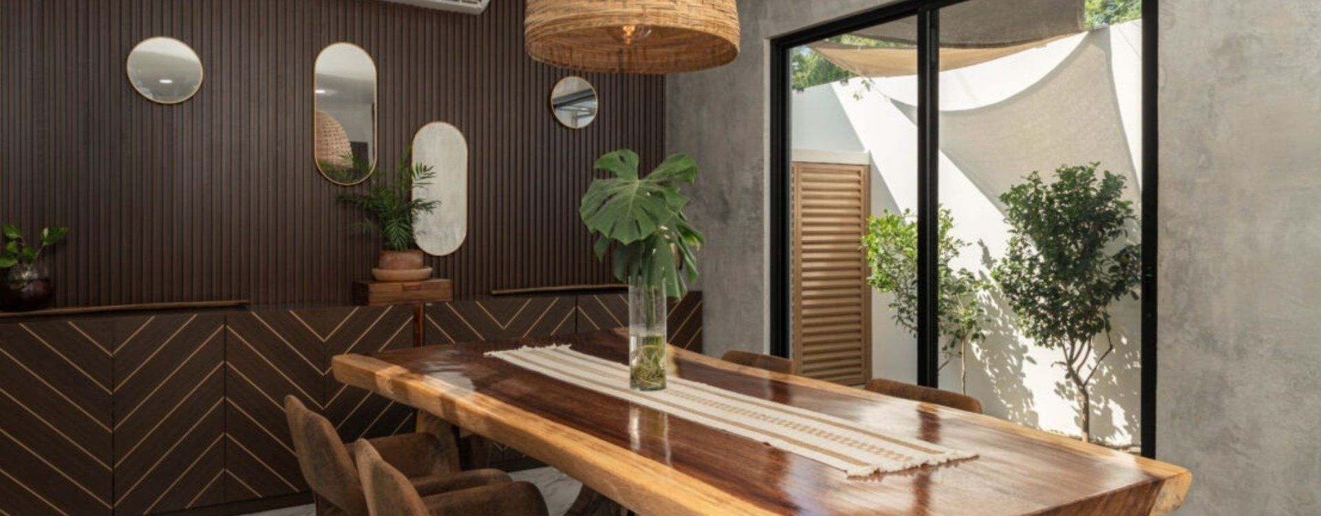 Salle à manger avec table en bois, Casa Punta Mar, Bajos de Chila